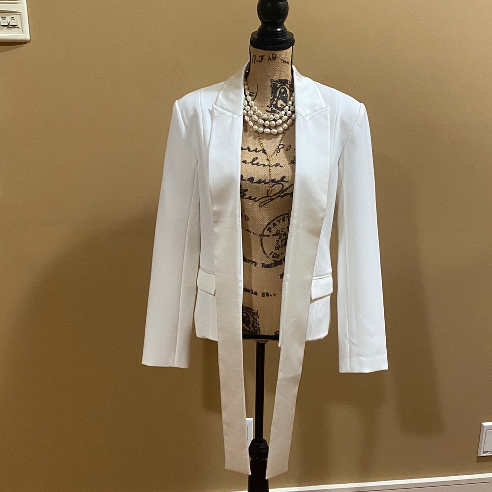 Steve Madden Elegant White Women's Blazer Sz Sm. NWT. PTP appx 19"